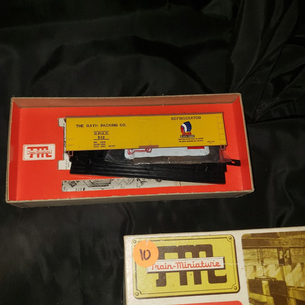 Vintage Train Miniature Rath Packing Co. Refrigerator Box Car Kit – HO Scale Model Railroad Car in Original Box
